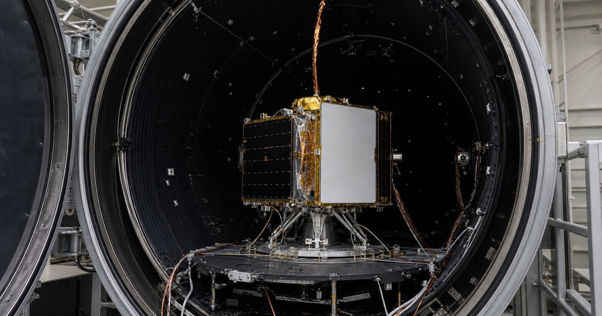 熱真空試験装置の中に設置された小型衛星